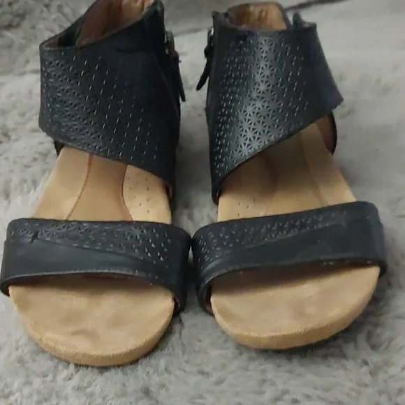 Sandle - Picture 3 of 4